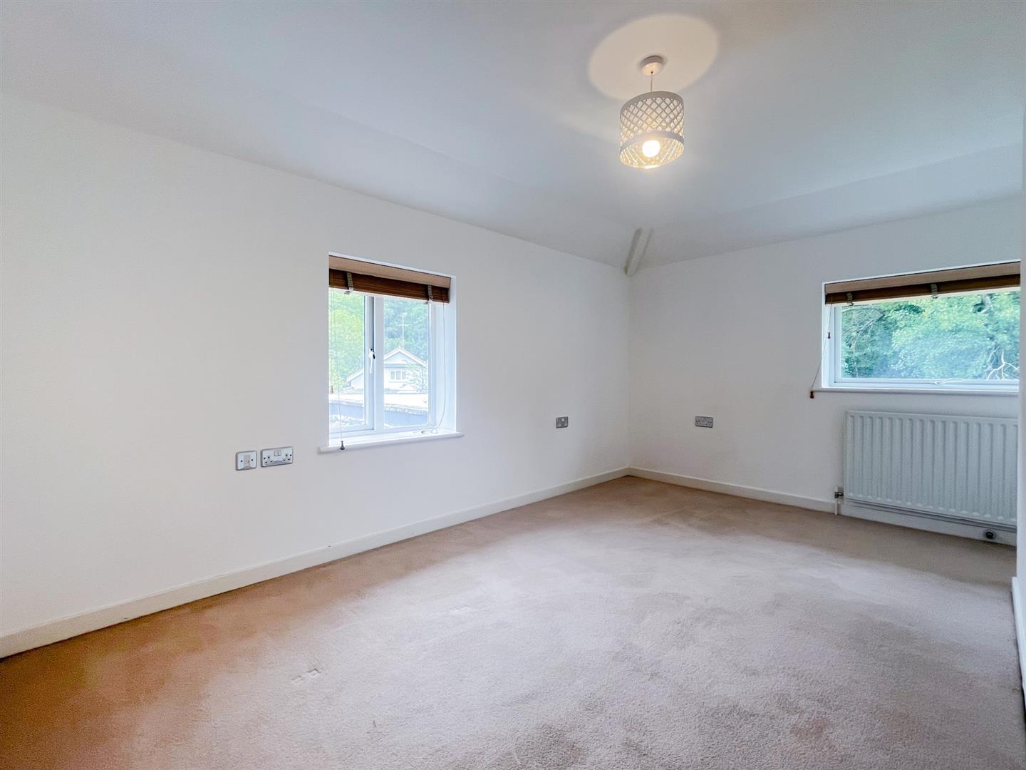 1 bed property in Tower Cottages, Esher